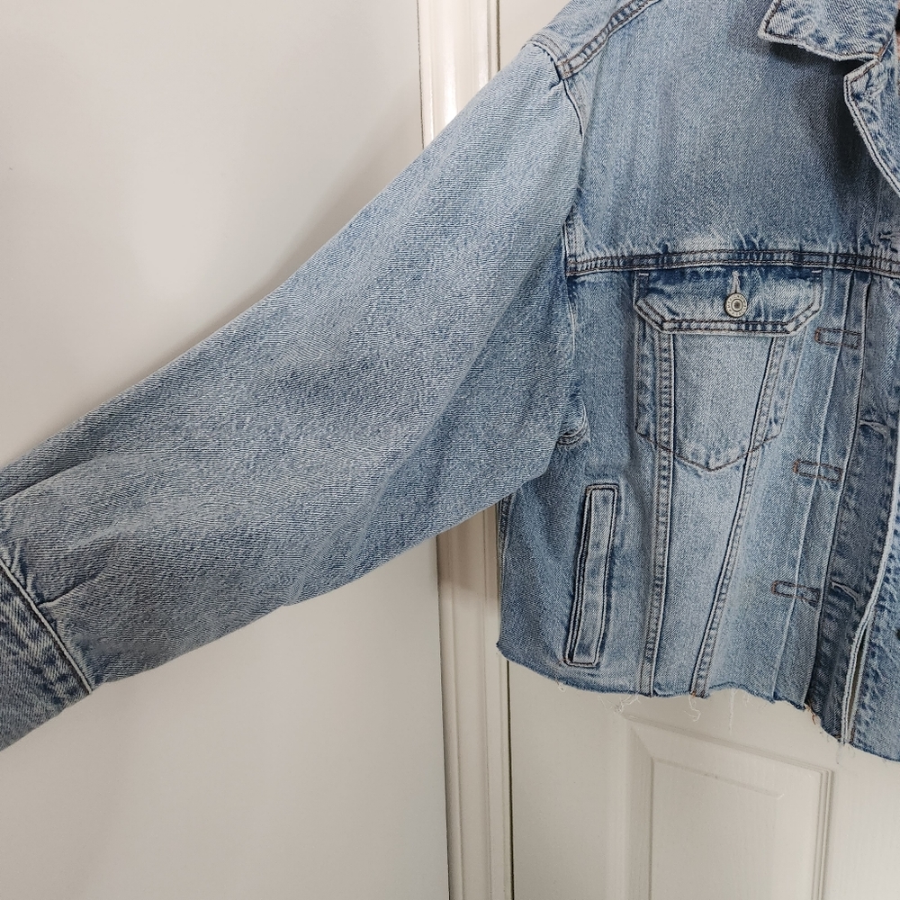American Eagle Cropped Distressed Oversized Jean Jacket with embroidered poppies - Picture 5 of 6